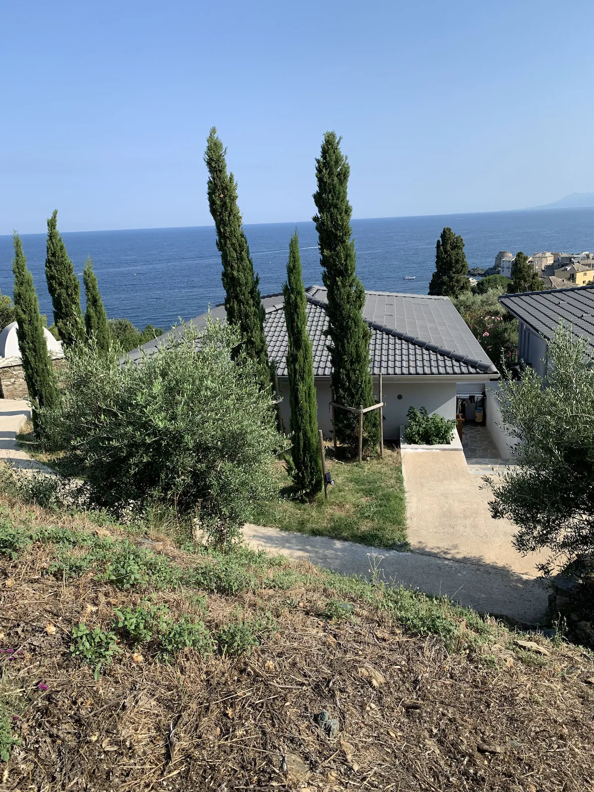 Enceinte de l’hébergement à Erbalunga