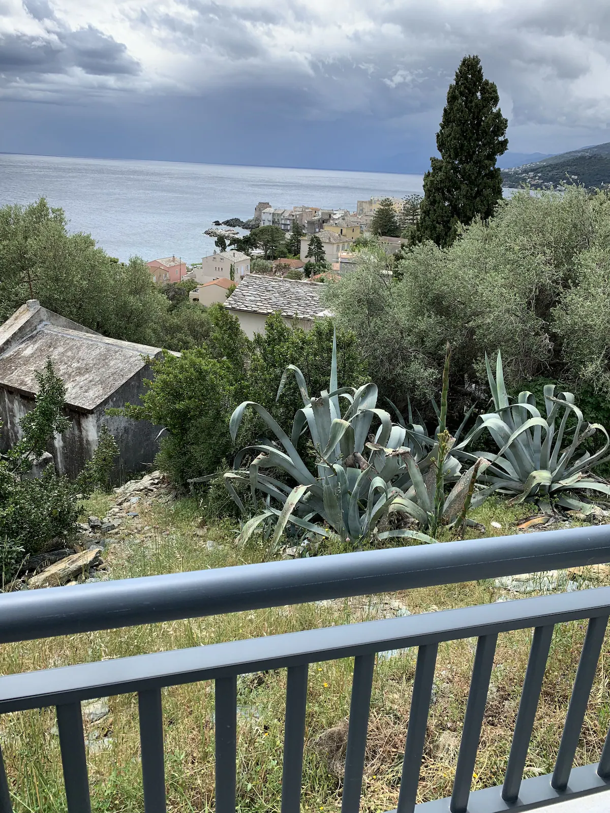 Enceinte de l’hébergement villa Est