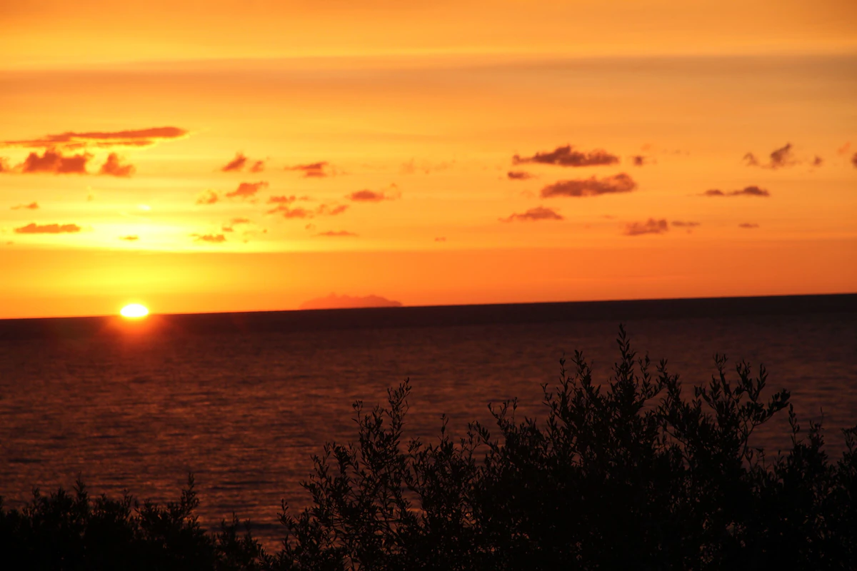 Lever de soleil L&rsquo;île toscane de Monte Christo au fond