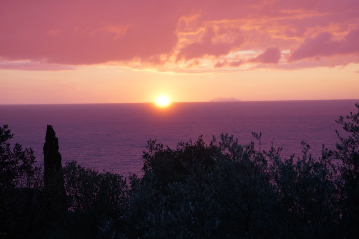 Lever de soleil avec l&rsquo;île de Monte Cristo à droite