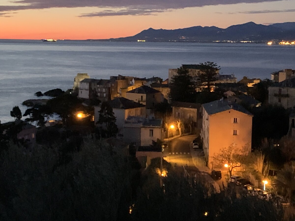 Vue de la terrasse Le village d&rsquo;Erbalunga au lever du soleil